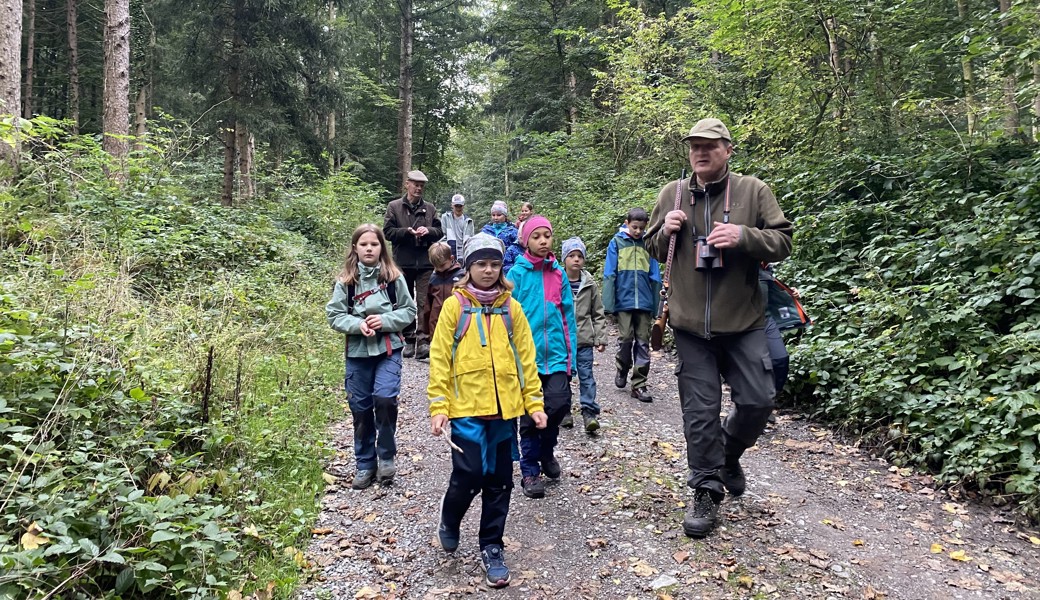 Waldwissen hautnah: Wie Jäger Kindern den respektvollen Umgang mit der Natur vermitteln