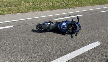 Unfall auf der A13: 71-jähriger Motorradfahrer kollidiert mit Auto und stürzt