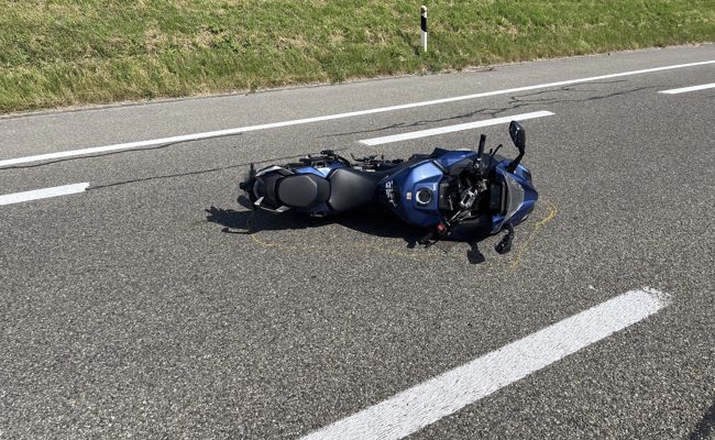 Unfall auf der A13: 71-jähriger Motorradfahrer kollidiert mit Auto und stürzt
