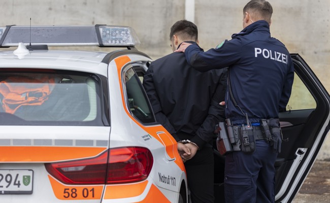 Auf der Flucht: Einbrecher klettert 20 Meter auf Kran