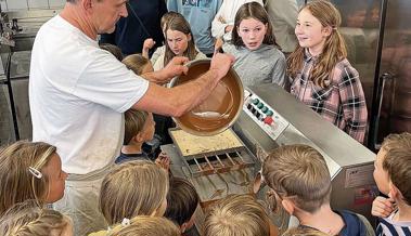 Kinder giessen Osterhasen