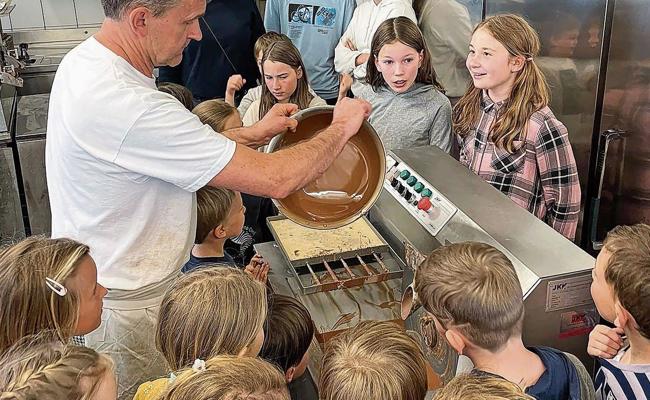 Kinder giessen Osterhasen