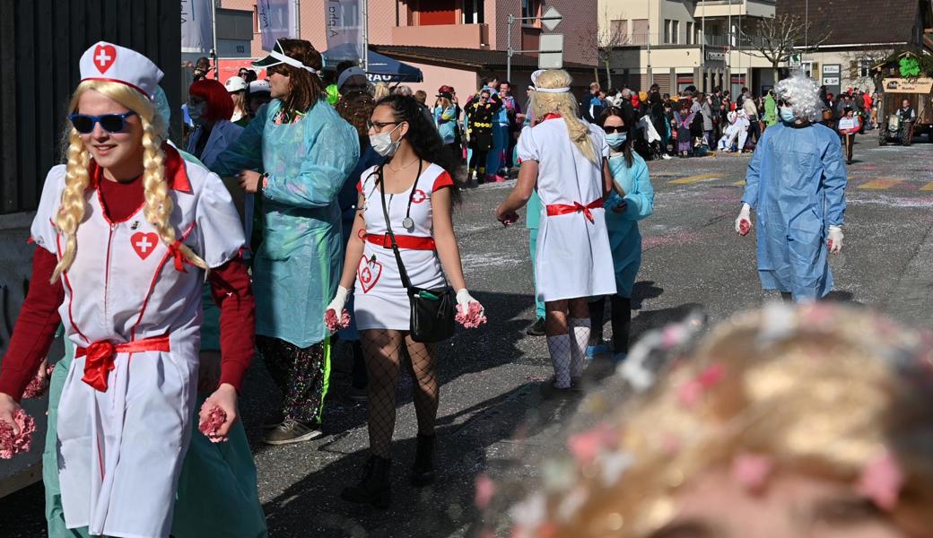 Krankenschwestern und Ärzte der Landjugend Kamor.