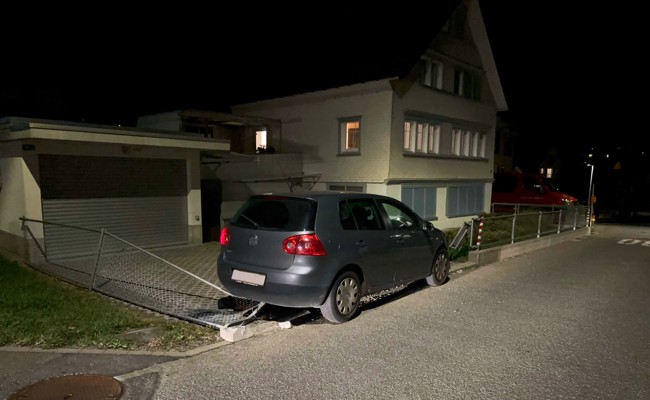21-jähriger Autofahrer kracht fahrunfähig in Zaun