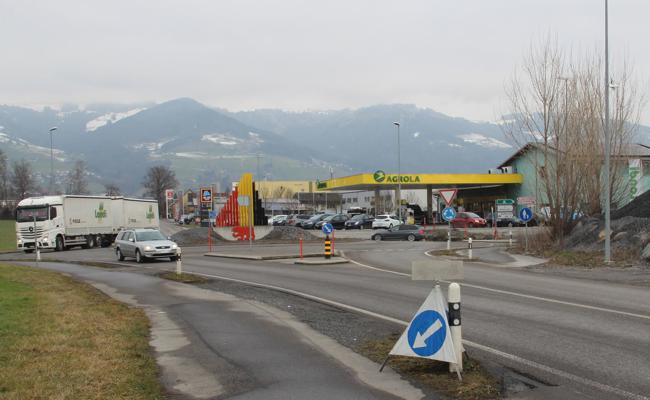 Bus fährt weiter an Landi vorbei
