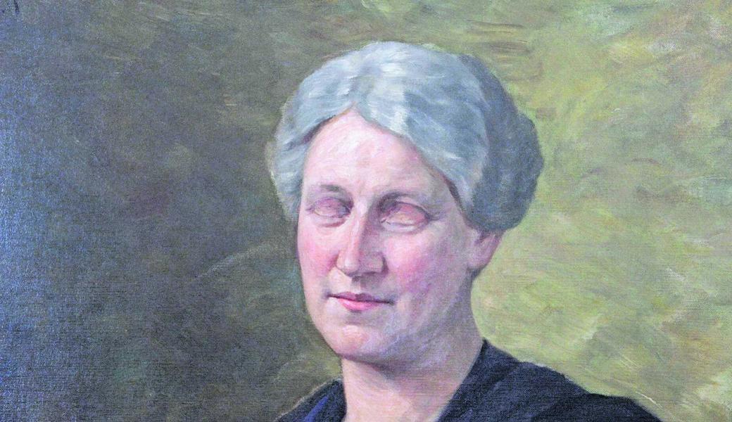 Josi Geser-Rohner hätte allen Grund, die Augen geschlossen zu halten, um die Vorgänge ums Altstätter Museum nicht miterleben zu müssen. (Das Porträt war 2017 Teil einer grossen Prestegg-Ausstellung. Vor Jahrzehnten hat die Künstlerin Clara Wagner Grösch die Prinzipalin Josi Geser-Rohner (1881 – 1961) porträtiert, in jüngerer Zeit wurden ihr von der Künstlerin Olivia Notaro die Augen geschlossen.)