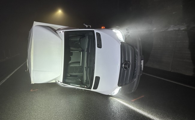 Lieferwagen kippte im Morgengrauen auf die Seite - Fahrer verletzt