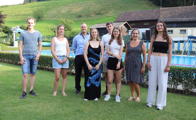 Schöne Tradition: Erfolgreiche Lehrabschlüsse in der Badi gefeiert