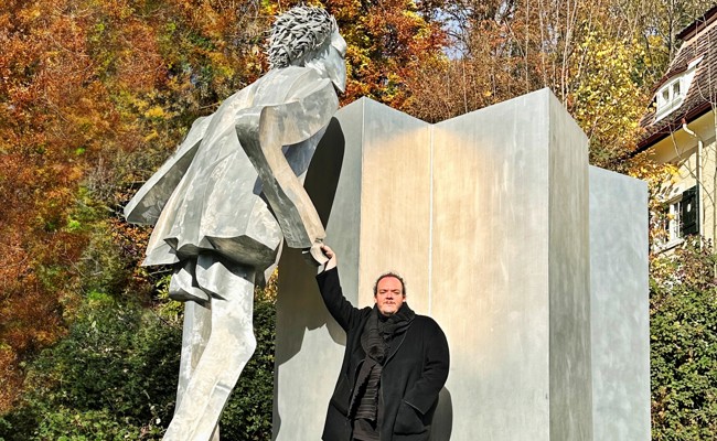 Ein fast vergessener Riese fragt nach sich selbst – und nach seinem Heimatdorf