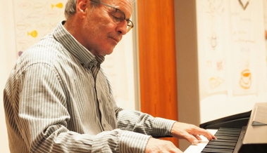 Der Kirchenchordirigent swingt mit einer Band