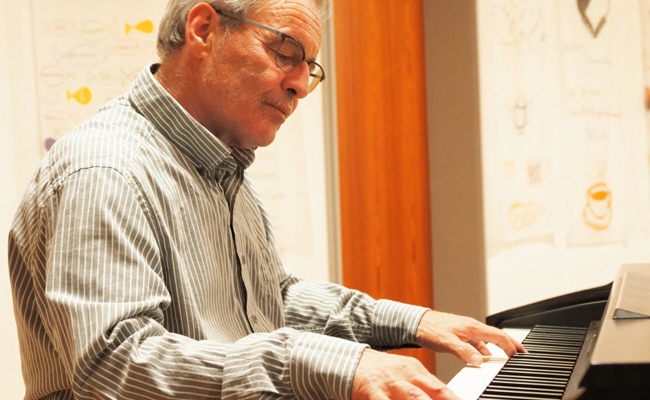 Der Kirchenchordirigent swingt mit einer Band
