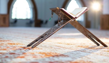 Zu wenig Platz vor der Moschee: Wie wär’s mit interreligiösem Parkieren?