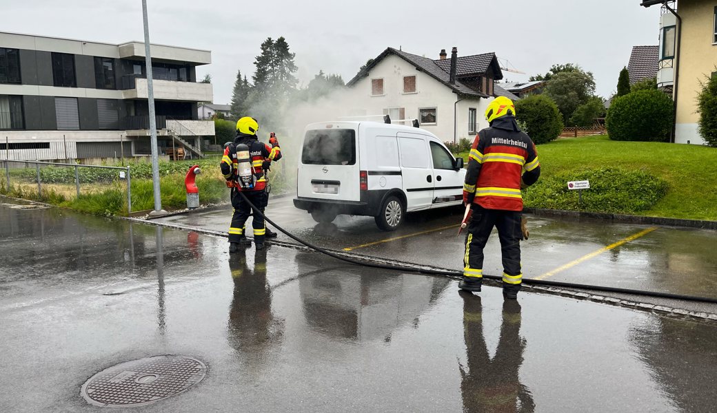 Die Feuerwehr verhinderte, dass das Fahrzeug in Brand geriet.