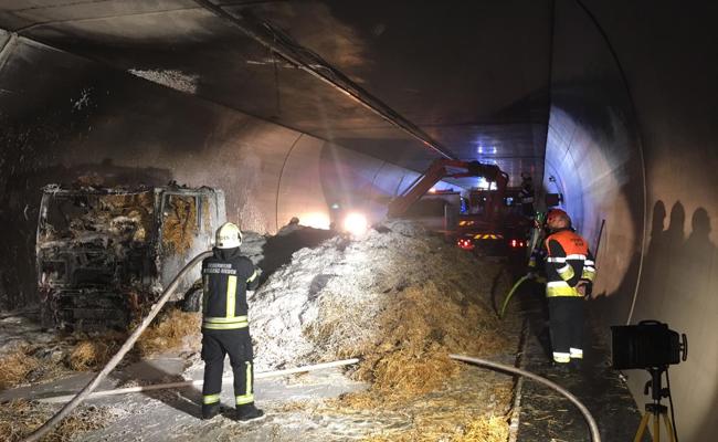 Lastwagen mit Stroh fing im Pfändertunnel Feuer