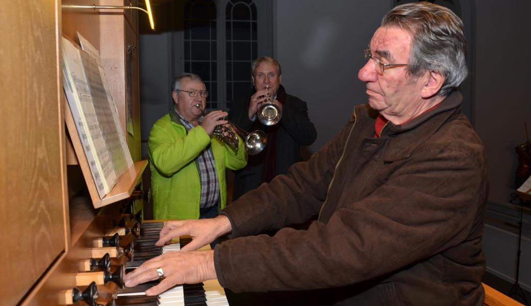 Auf Musik brauchen die Gläubigen nicht zu verzichten. Präsident Pirmin Hutter (M.), Vizepräsident Paul Hasler (l.) und Organist Norbert Klien werden die Gottesdienste vermehrt mitgestalten.