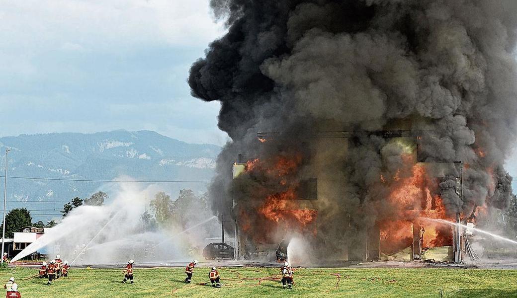 Die Feuerwehrleute hatten einen harten Job.