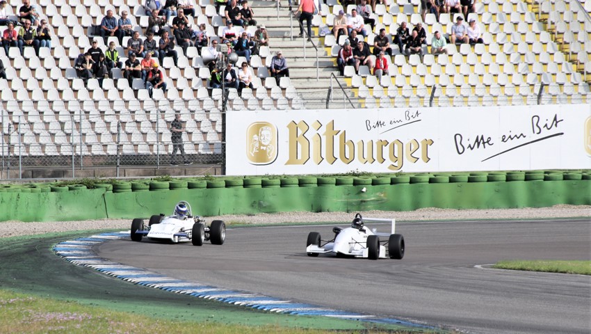Mit dem formschönen Dallara Formel 3 (rechts) drehte Walter Tanner auf dem berühmten Hockenheimring einige Demo-Runden. Mit dem formschönen Dallara Formel 3 (rechts) drehte Walter Tanner auf dem berühmten Hockenheimring einige Demo-Runden.