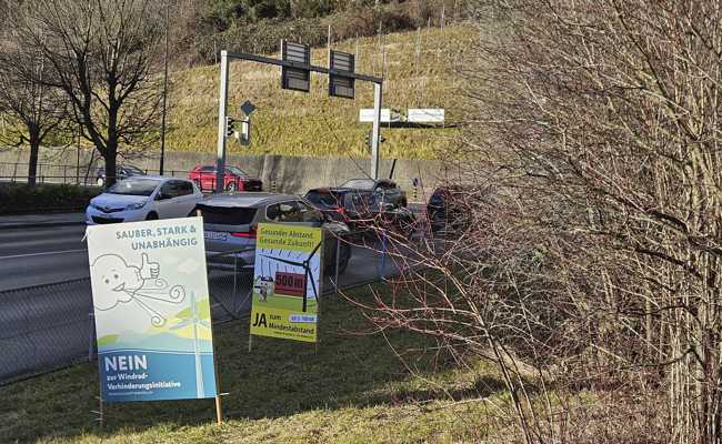 Im Abstimmungskampf um das Windrad verschwinden Plakate: Wer ist schuld?