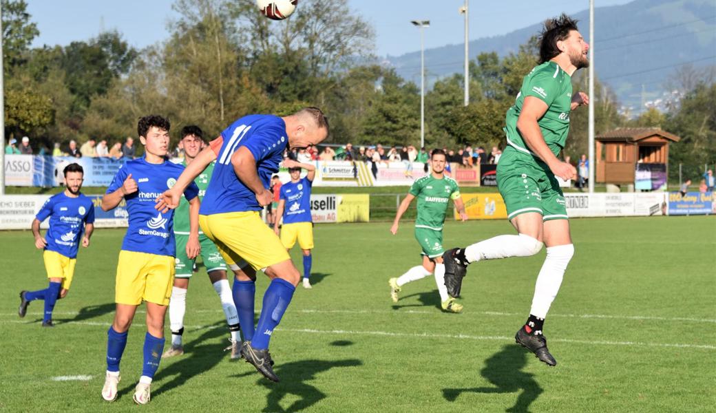 Mit diesem Kopfball glich Rebsteins Philip Baumgartner (rechts) in Diepoldsau zum 1:1 aus.