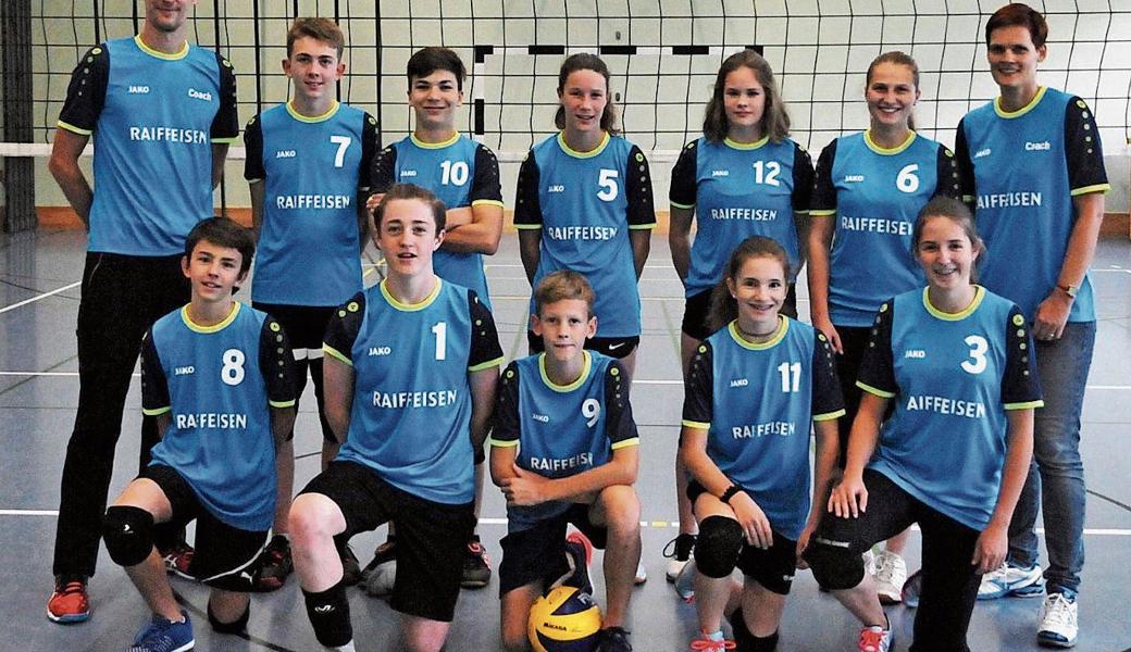 Das U17-Team der 2. Stärkeklasse besteht aus (hinten von links) Trainer Thomas Migge, Miro Hämmerle, Bojan Savanovic, Lea Wenger, Jana Stieger, Jasmin Zimmermann, Trainerin Ulrike Migge und (vorne von links) Leandro Henn, Arno Zuber, Gregor Migge, Sabrina Henn und Varena Wiget.