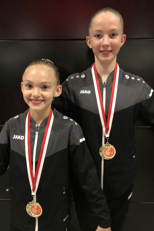 Shania Hutter (rechts) und Elisa Lipinski mit der Silbermedaille. Shania Hutter (rechts) und Elisa Lipinski mit der Silbermedaille.