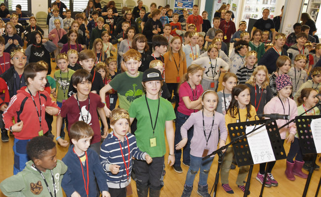 Kinder tragen Esthers Königskrone in der Ferienwoche der evangelischen Kirchgemeinde