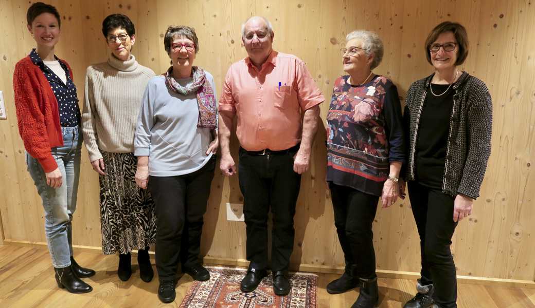 Jubilar Kurt Schwendimann mit (von links) Chorleiterin Alexandra Schmid, den ehemaligen Präsidentinnen Lisbeth Dürr, Béatrice Hutter und Vreni Fessler sowie Präsidentin Felicitas Dörig. 