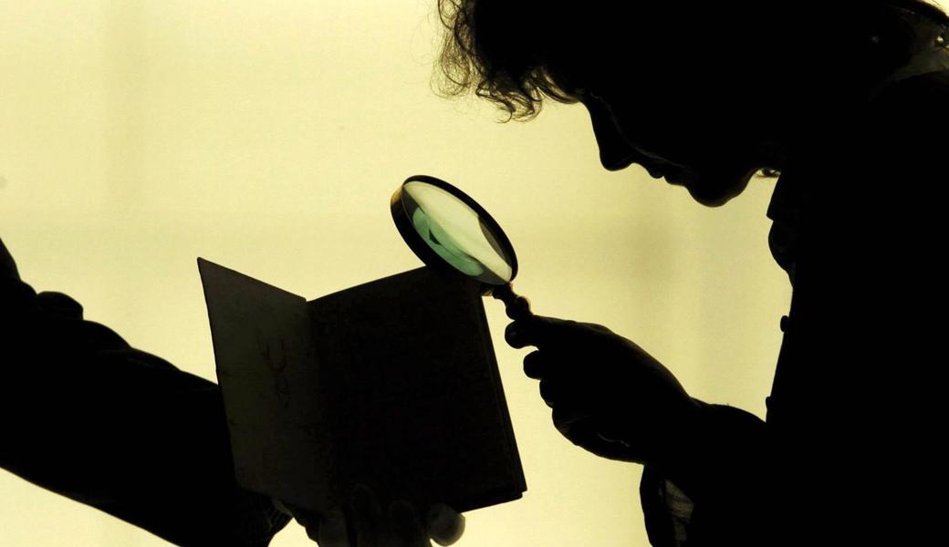 Sozialdetektive haben den Angeklagten gemäss Anklageschrift als Betrüger entlarvt.