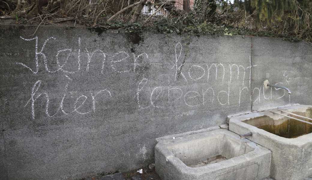 Ein Mix zwischen Schnürli- und Blockschrift: Unbekannte haben diese Botschaft hinterlassen. 