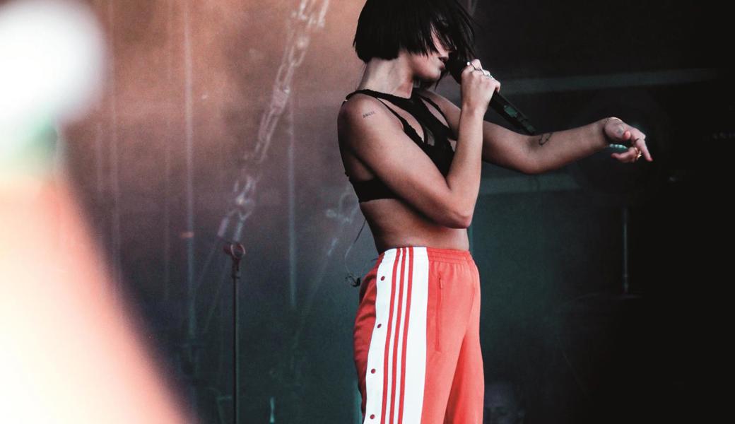 Dua Lipa auf der Hauptbühne am Lollapalooza in Berlin.