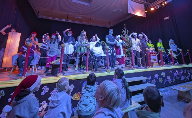 Eine Bootstour auf der Weihnachtsbühne führte durch ruhige und stürmische Gewässer