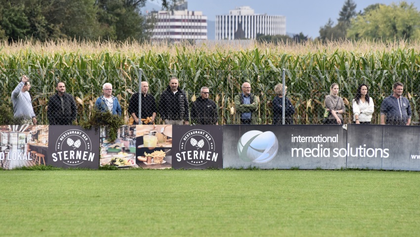 40 Zaungäste standen ausserhalb des Innenraums der Wisen. 40 Zaungäste standen ausserhalb des Innenraums der Wisen.