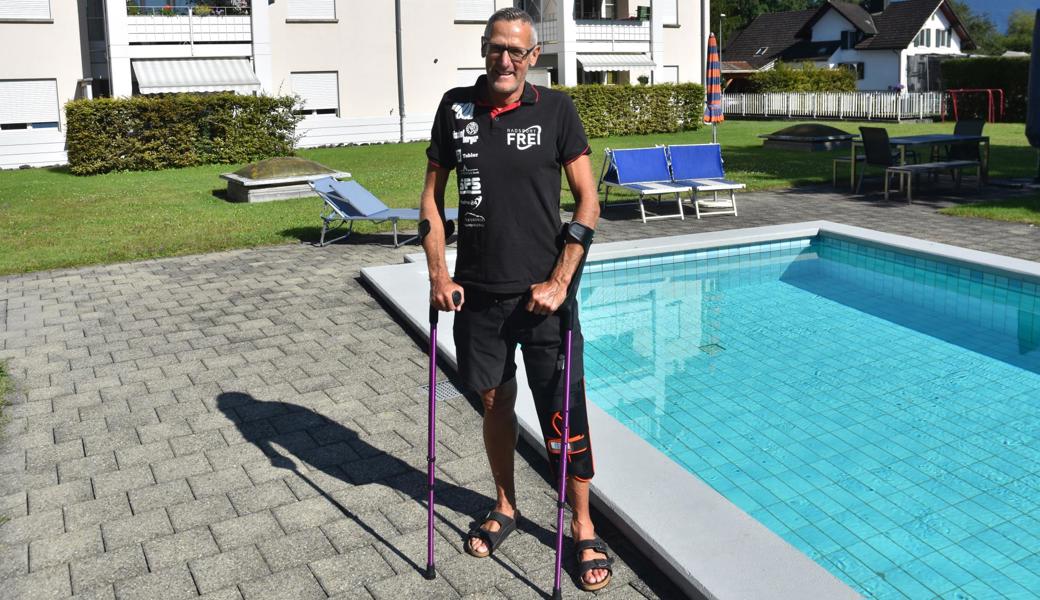 Alexander Schawalder vor dem Pool, in dem er Aquajogging machen kann, sobald die Fäden raus sind.  Alexander Schawalder vor dem Pool, in dem er Aquajogging machen kann, sobald die Fäden raus sind.