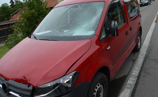 Lieferwagen fährt in Roller