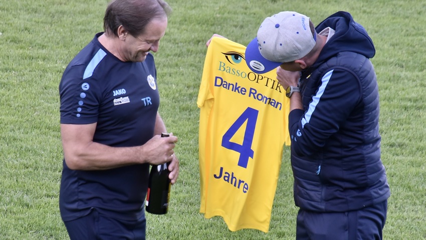 Roman Hafner wurde vor dem Spiel von Sportchef Claudio Jung verabschiedet. Roman Hafner wurde vor dem Spiel von Sportchef Claudio Jung verabschiedet.