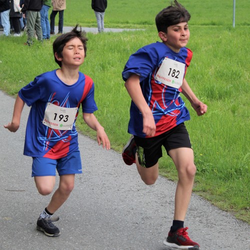 Vereint beim Zielsprint: Philipp Kasimann (links) und Omar Bahjat, beide STV Marbach, beim 1000-Meter-Lauf.