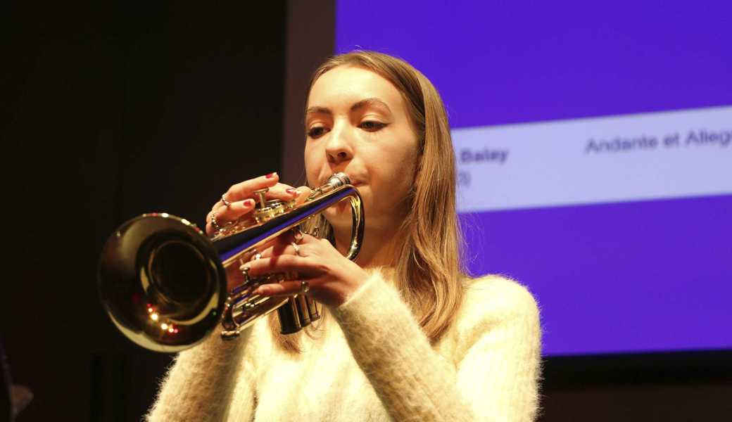 Jennifer Zinng spielt am Konzert Trompete.