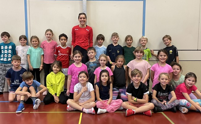 Lüchinger Schulklasse kommt in den Genuss einer Sportstunde mit einer Schweizer Spitzenathletin