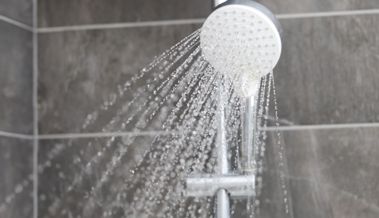 Hilfe, Wasser halt: Unter der automatischen Dusche bildete sich schon ein Tümpel