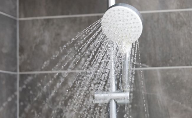 Hilfe, Wasser halt: Unter der automatischen Dusche bildete sich schon ein Tümpel
