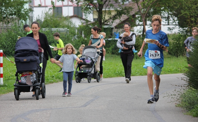 Ob solo oder mit der Familie samt Kinderwagen: OL für alle am Rhein