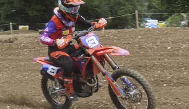 Nina Zünd erzielt Platz zwölf im Jura, Lorin Untersander wird durch Plattfuss auf Platz 25 zurückgeworfen