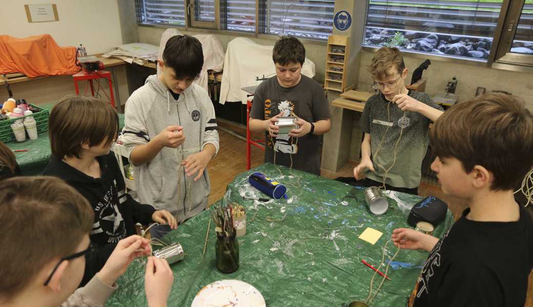 In einem der Workshops stellten Oberstufenschüler Insektenhotels her. «Nachhaltigkeit» war der rote Faden der vergangenen Tage.