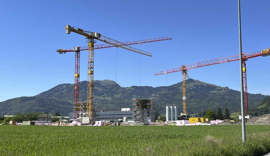 Die beiden hochwachsenden Baukörper im Vordergrund sind Teil des Bundesasylzentrums, rechts hinten erweitert der Kanton sein Regionalgefängnis. 
