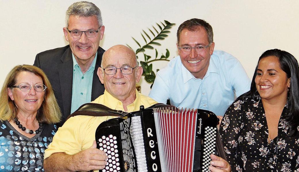Josef Wespe, der wie Kassier Franz Klarer die Handorgel mitgebracht hatte, freute sich über prominente Gäste: Die Nationalräte Pirmin Schwander und Roland Rino Büchel (hinten, von links) waren ebenso gekommen wie SVP-International-Präsidentin Inge Schütz. Wespes Frau Geysell Del Carmen Ruiz Hudiel stammt aus Costa Rica, wo die beiden leben.