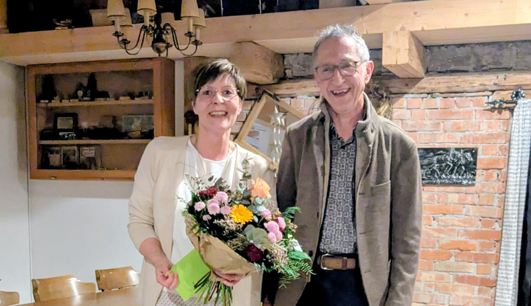 Urs Wüst, Präsident des Kirchenverwaltungsrats, dankt Irène Gschwend, die nach zehn Jahren engagierter Tätigkeit aus dem Pfarreirat ausscheidet