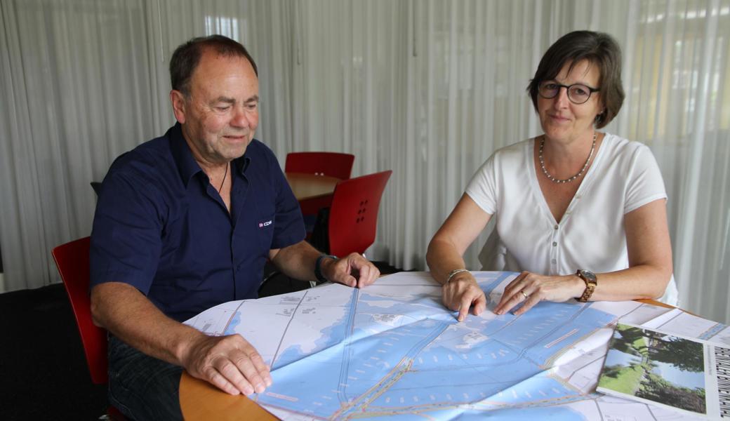 Albert Weder und Bettina Lüchinger zeigen das Gebiet, das im Rückhalteraum überschwemmt wird.