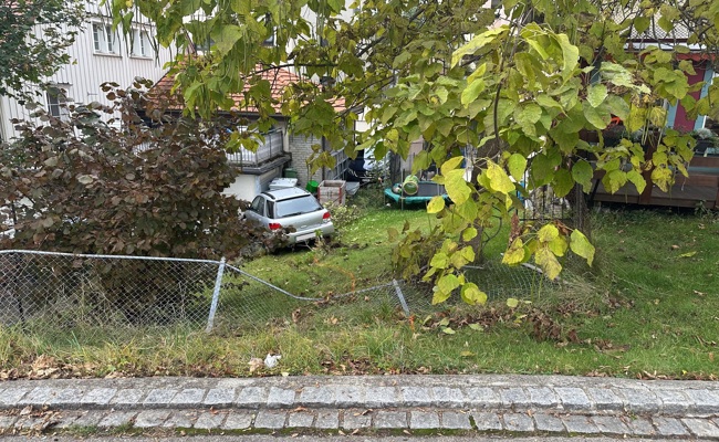Seniorin verwechselt Gas- und Bremspedal, hat aber Glück im Unglück