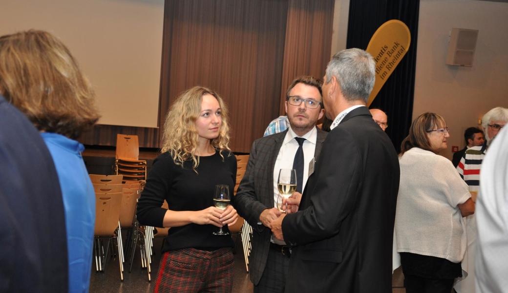Sebastian Ramspeck (Mitte) mit Freundin Seherzada Paden und René Bognar, Vorsitzender der GL Biene Bank Rheintal.