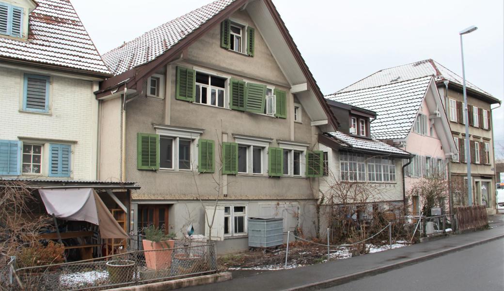 Einsprachen verzögern schon länger die Erneuerung der Häuser Poststrasse 9 (grüne Läden) und 15 (am Ende der Häuserreihe).